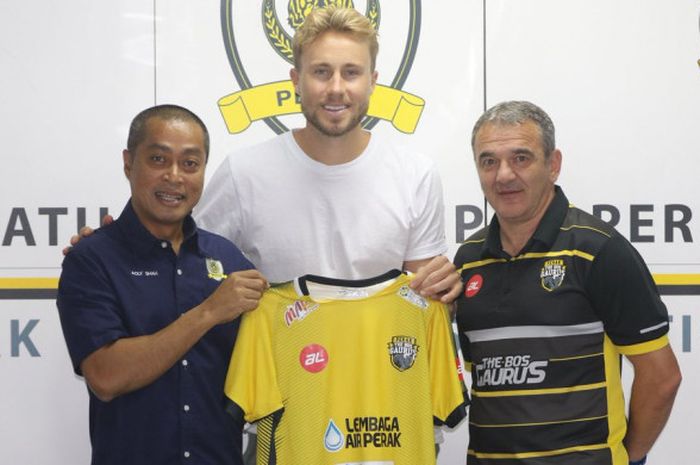 Bek asal Australia, Zac Anderson diapit Manajer Perak FC, Datuk Adly Shah Ahmad Tah (kiri) dan pelatih Mehmet Durakovic saat diperkenalkan di Ipoh pada 26 Desember 2018. 