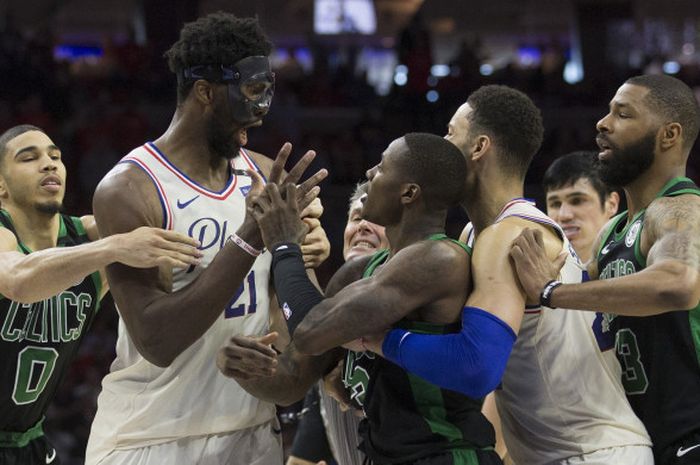 Joel Embiid (Philadelphia 76ers) terlibat keributan dengan Terry Rozier (Boston Celtics) pada semifinal wilayah timur play-off NBA 2018, Senin (7/5/2018) waktu setempat.