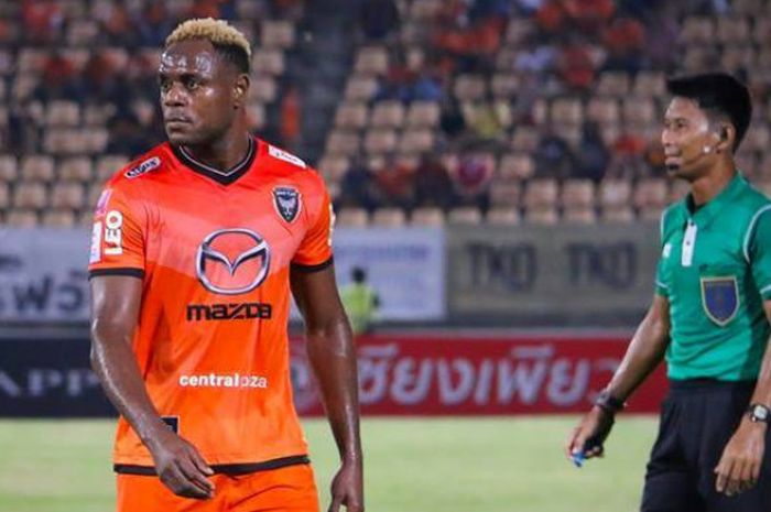 Bek Nakhon Ratchasima Victor Igbonefo saat tampil di Liga Thailand 1.