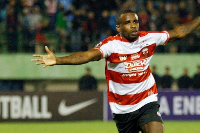  Penyerang Madura United, Greg Nwokolo merayakan gol yang dicetaknya ke gawang Bali United pada baba