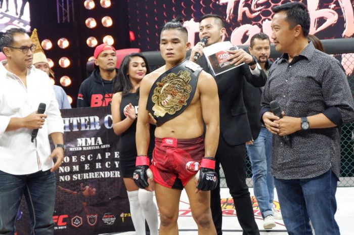 Menpora Imam Nahrawi memberikan sabuk juara kepada Jeka Saragih di One Pride MMA di Britama, Arena, Mahaka Sports Mall Kelapa Gading, Jakarta Utara malam tadi (07/10).