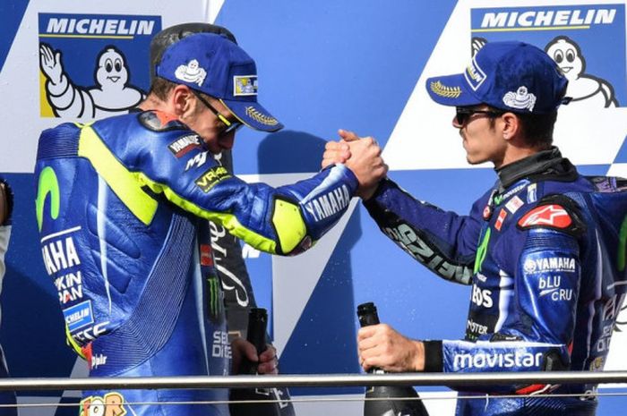 Pebalap Movistar Yamaha, Valentino Rossi (kiri)  dan Maverick Vinales, merayakan keberhasilan timnya meraih double podium pada seri MotoGP Australia di Sirkuit Phillip Island, Minggu (22/10/2017).