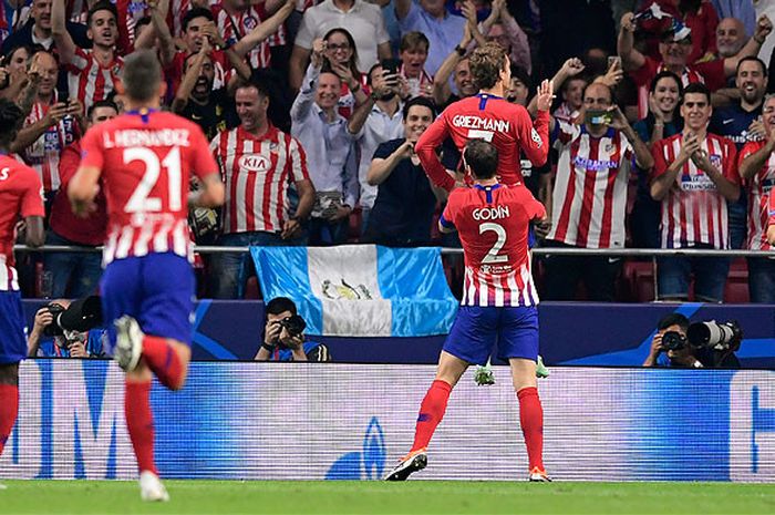 Penyerang Atletico Madrid, Antoine Griezmann (tengah), melakukan selebrasi bersama rekan setimnya seusai mencetak gol ke gawang Club Brugge dalam laga lanjutan Grup A Liga Champions 2018-2019 di Stadion Wanda Metropolitano, Madrid, pada 3 Oktober 2018.