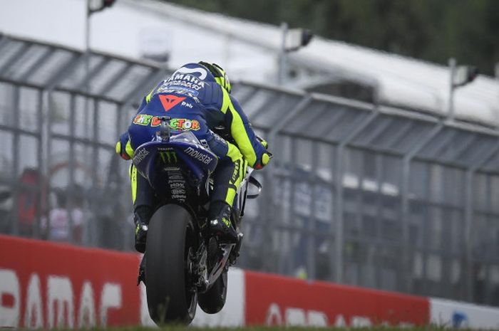  Valentino Rossi saat menjalani sesi latihan bebas di Sirkuit Sachsenring, Jerman, Jumat (13/7/2018). 