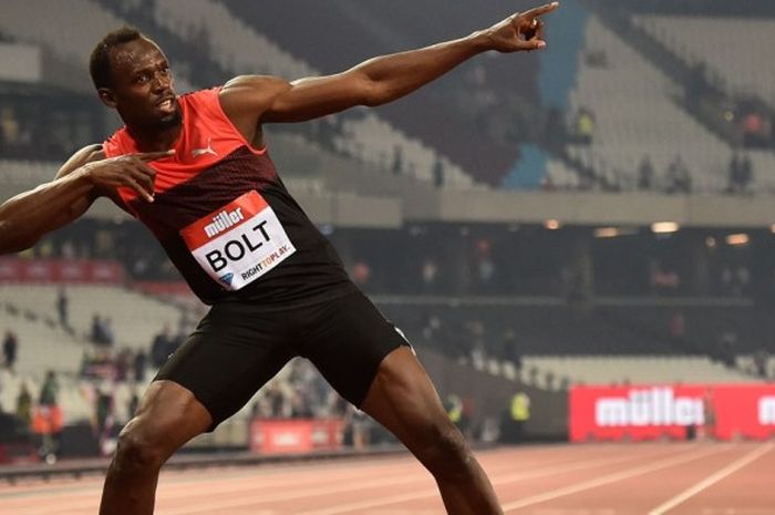 Sprinter Jamaika, Usain Bolt, melakukan selebrasi dengan membuat gestur 'Lightning Bolt' seusai memenangi lomba lari nomor 200 meter pada Diamond League Anniversary Games di Queen Elizabeth Olympic Park Stadium, Stratford, London, 22 Juli 2016.
