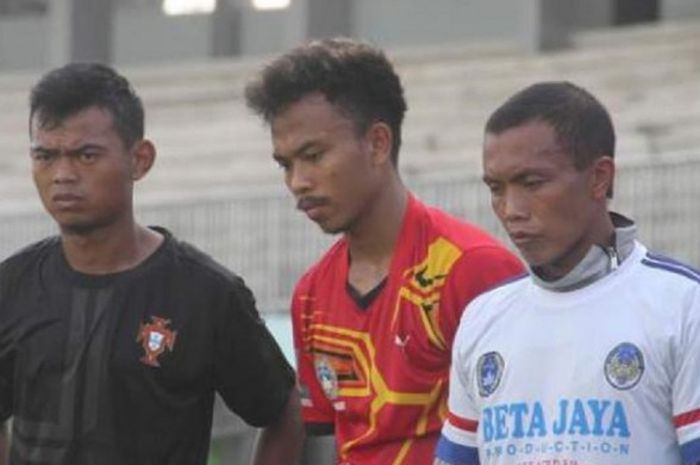Awaludin Saputra (tengah) usai mengukuti sesi latihan pagi PSIM, Selasa (19/4/16), di Stadion Mandala Krida, Yogyakarta.