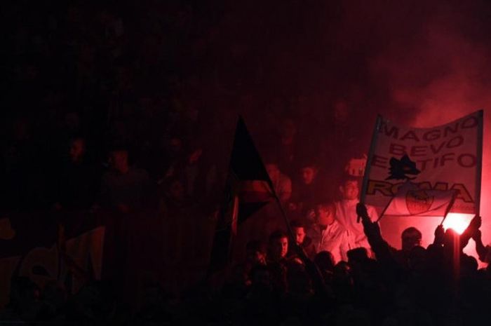 Suporter AS Roma mendukung tim kesayangan mereka saat menghadapi FC Barcelona pada laga Liga Champions di Stadion Olimpico, Roma, 10 April 2018.