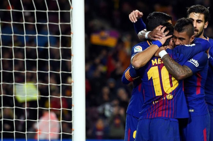 Gelandang FC Barcelona, Paulinho (kedua dari kanan), merayakan gol yang dia cetak ke gawang Levante dalam laga Liga Spanyol di Stadion Camp Nou, Barcelona, pada 7 Januari 2018.