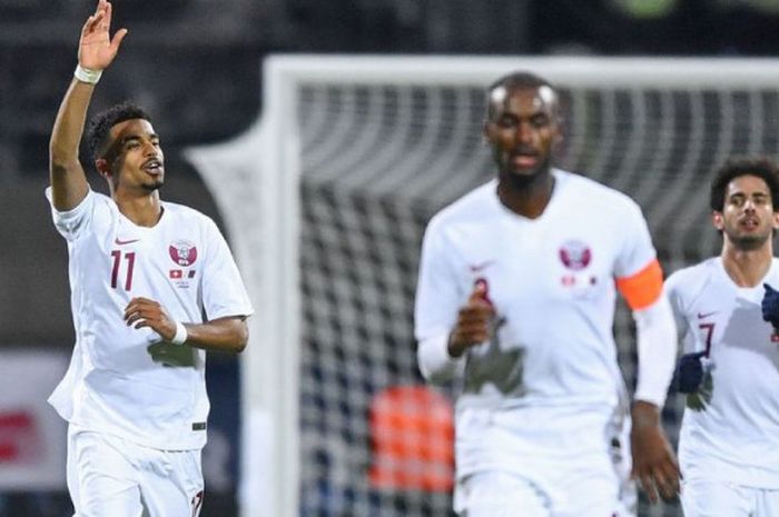 Penyerang timnas Qatar, Akram Afif melambaikan tangan seusai mencetak gol ke gawang tuan rumah timnas Swiss pada FIFA Match Day di di Stadio di Cornaredo, Lugano, 14 November 2018. 