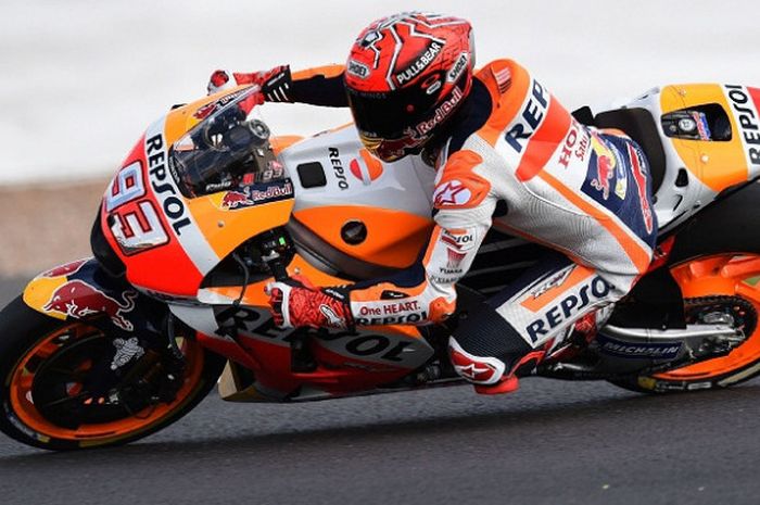 Pebalap Repsol Honda Team, Marc Marquez, memacu motornya dalam sesi kualifikasi kedua GP Inggris di Sirkuit Silverstone, Sabtu (26/8/2017).