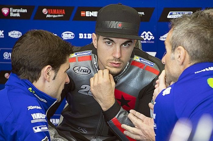 Pebalap MotoGP asal Spanyol, Maverick Vinales, berdiskusi dengan kru tim Movistar Yamaha MotoGP saat melakoni tes pra-musim di Sirkuit Ricardo Tormo, Valencia, pada 15 November 2016.