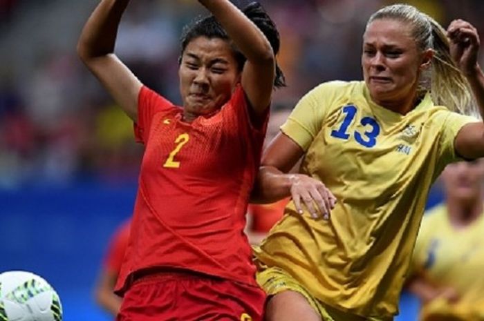 Liu Shanshan dan Fridolina Rolfo berebut bola saat China berhadapan dengan Swedia di partai terakhir Grup E Olimpiade Rio 2016, Selasa (9/8/2016). 