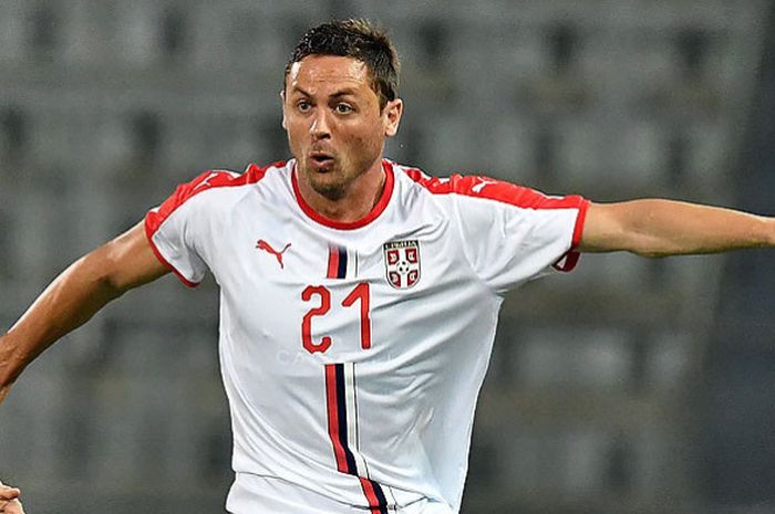 Aksi gelandang timnas Serbia, Nemanja Matic, saat mengontrol bola dalam laga uji coba melawan Cile di Merkur Arena, Graz, Austria, pada 4 Juni 2018.