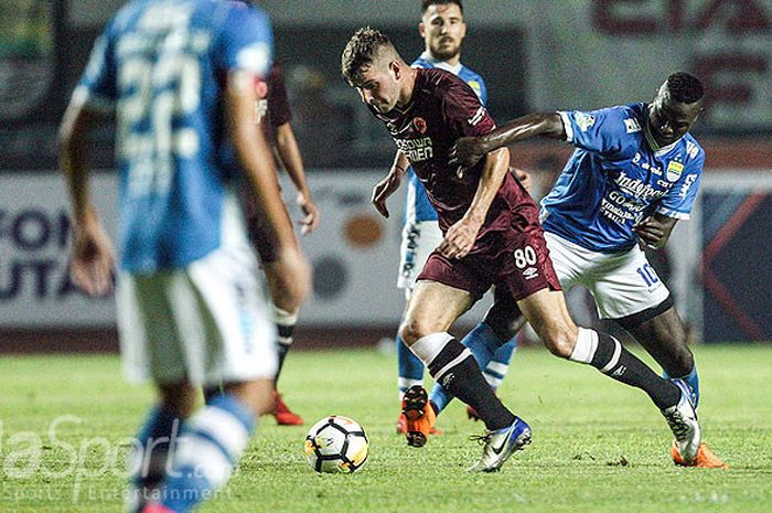 Gelandang PSM Makassar, Wiljan Pluim, mencoba menggiring bola melewati pengawalan ketat pemain Persib Bandung pada pekan kesepuluh Liga 1 2018 di Stadion GBLA, Bandung, Rabu(23/05/18).