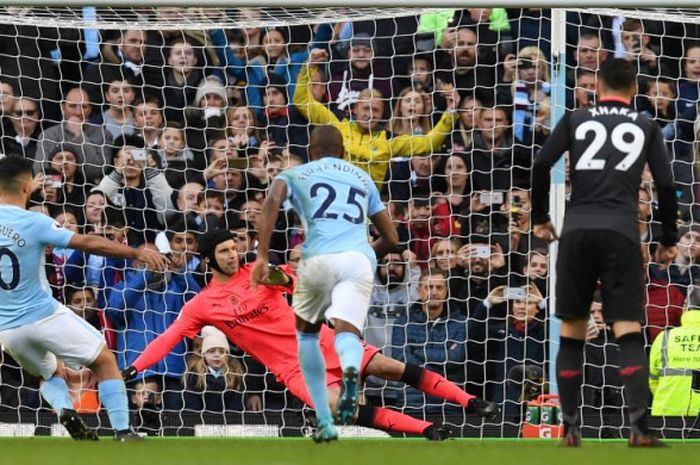 Penyerang Manchester City, Sergio Aguero, mencetak gol ke gawang Arsenal pada laga Liga Inggris di Stadion Etihad, Minggu (5/11/2017).