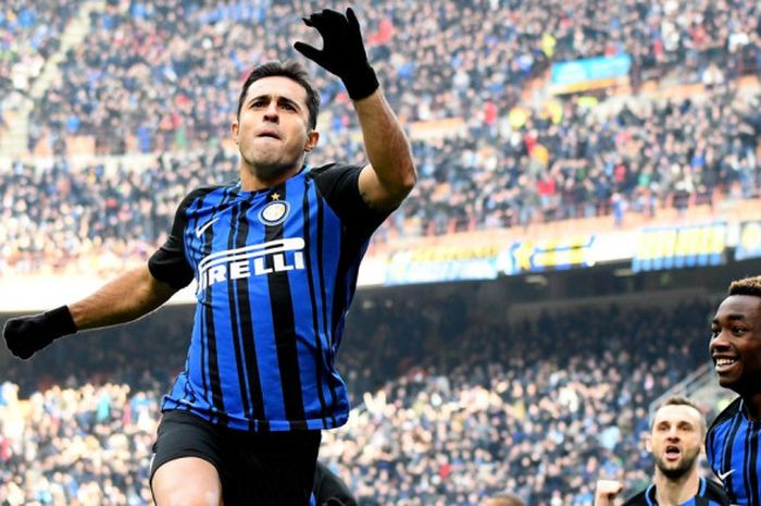 Selebrasi striker Inter Milan, Eder Citadin, kala mencetak gol dalam laga kontra Bologna pada hari Minggu (11/2/2018).