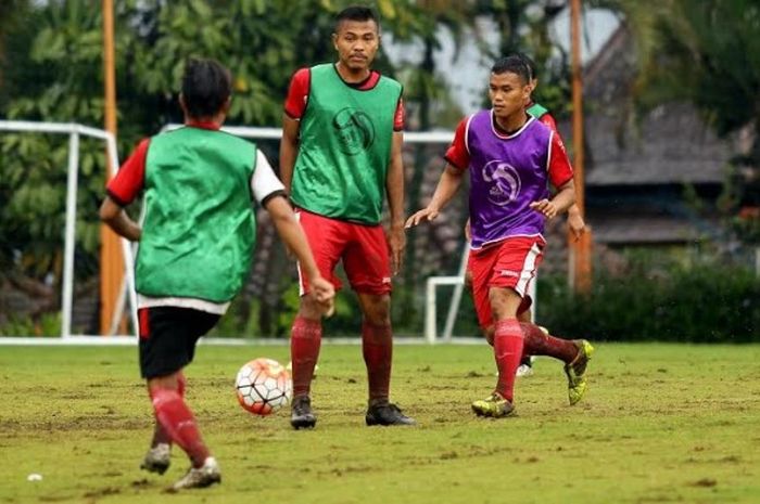 Pesepak bola muda Eriyanto (kanan) dalam sebuah latihan Madura United di Kota Batu pada Kamis (26/1/2017) sore. 