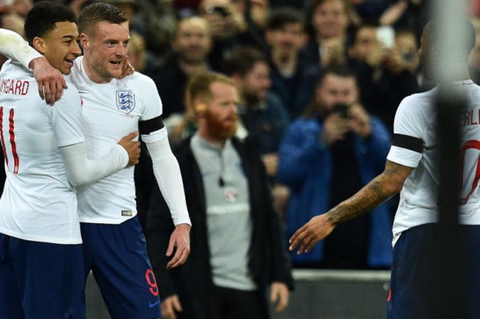 Striker tim nasional Inggris, Jamie Vardy (tengah), saat merayakan gol yang ia cetak ke gawang Italia bersama Jesse Lingard (kiri) dan Raheem Sterling dalam laga uji coba di Stadion Welmbley, London, Inggris, pada Selasa (27/3/2018).