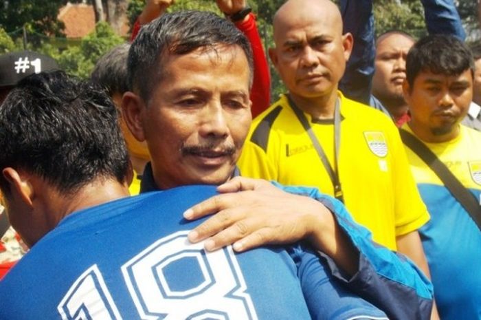 Pelatih Persib Bandung, Djadjang Nurdjaman, memeluk Jajang Sukmara usai menyampaikan salam perpisahan di lapangan Ciujung Bandung, Senin (11//1/2016).