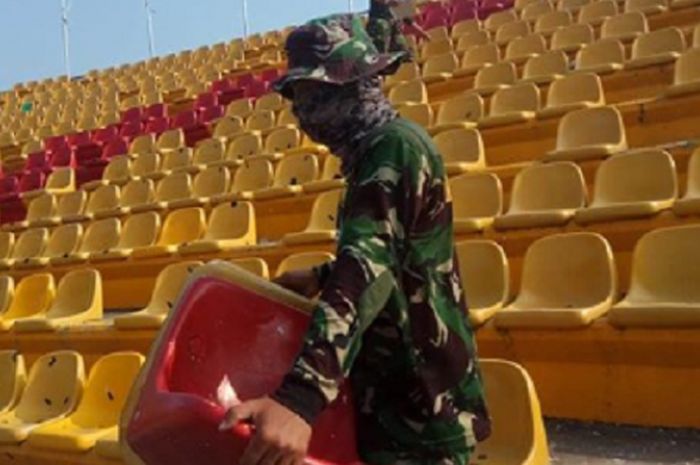 Prajurit TNI gerak cepat memperbaiki Stadion Gelora Jakabaring Palembang (GSJ).