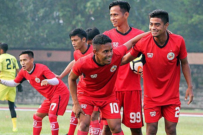 Pemain Semen Padang berlatih di Stadion Sriwedari, Solo, menjelang laga Liga 2 2018 melawan PSIR Rembang.