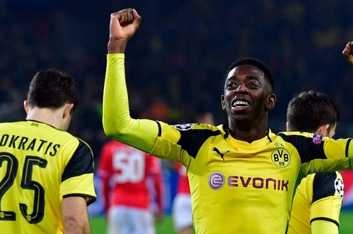 Gelandang Dortmund, Ousmane Dembele (kanan), melakukan selebrasi usai mengalahkan Benfica dengan skor 3-0 goal dalam laga leg kedua babak 16 besar Liga Champions 2016-2017 di Dortmund, pada 8 Maret 2017.