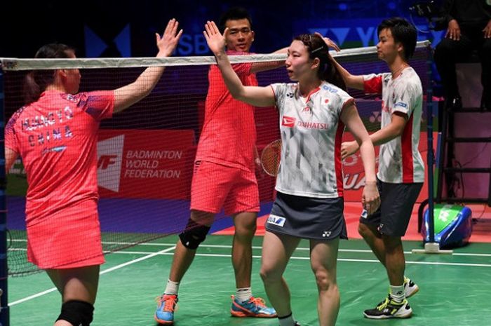 Pasangan ganda campuran Jepang, Yuta Watanabe/Arisa Higashino (kanan) bersalaman dengan Zheng Siwei/Huang Yaqiong (China) pada final All England 2018 yang berlangsung di Arena Birmingham, Inggris, Minggu (18/3/2018).