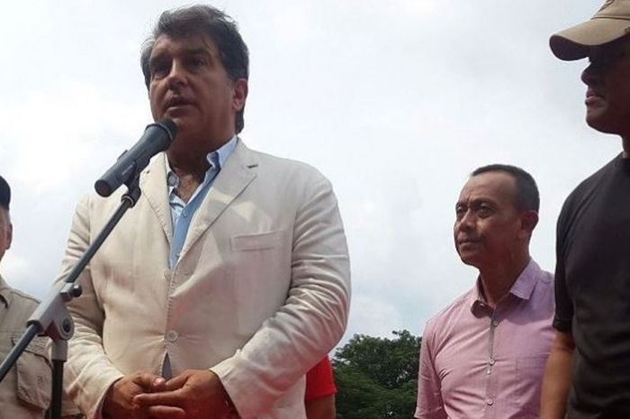 Mantan Presiden Barcelona, Joan Laporta, memberikan pernyataan saat mengunjungi latihan PS TNI, Ming