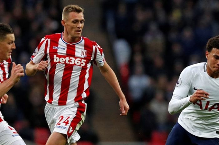 Gelandang Tottenham Hotspur, Dele Alli (kanan), melindungi bola dari kejaran pemain Stoke City pada partai Liga Inggris di Stadion Wembley, Sabtu (9/12/2017).