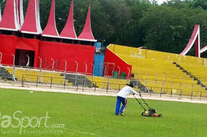 Rumput Stadion Agus Salim, Padang, sedang dirapikan menjelang laga Liga 2 antara tuan rumah Semen Padang menjamu Persita Tangerang, Jumat (4/5/2018).