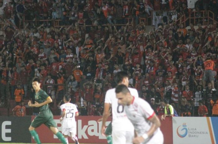    Ribuan The Jakmania hadir untuk memberikan dukungan bagi Persija Jakarta yang melawan PS Tira di Stadion Sultan Agung, Bantul, Jumat (8/6/2018).     