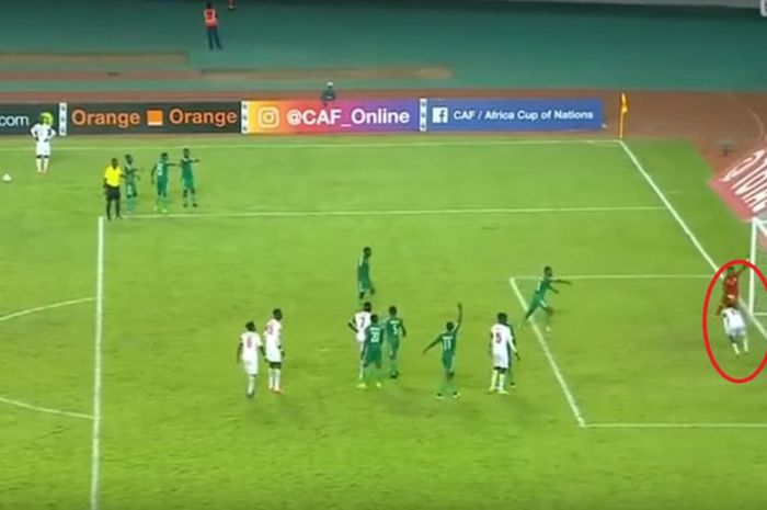 Rekaman ulang saat salah satu pemain Senegal melemparkan sesuatu ke arah gawang Zambia di Final Piala Afrika U-20.