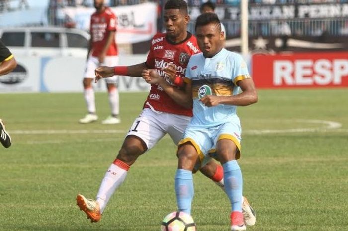 Penyerang Bali United, Yabes Roni (kiri) menempel winger Persela, Sadil Ramdani pada laga pekan ketiga Liga 1 musim 2017 di Stadion Surajaya, Lamongan, Minggu (30/4/2017). 