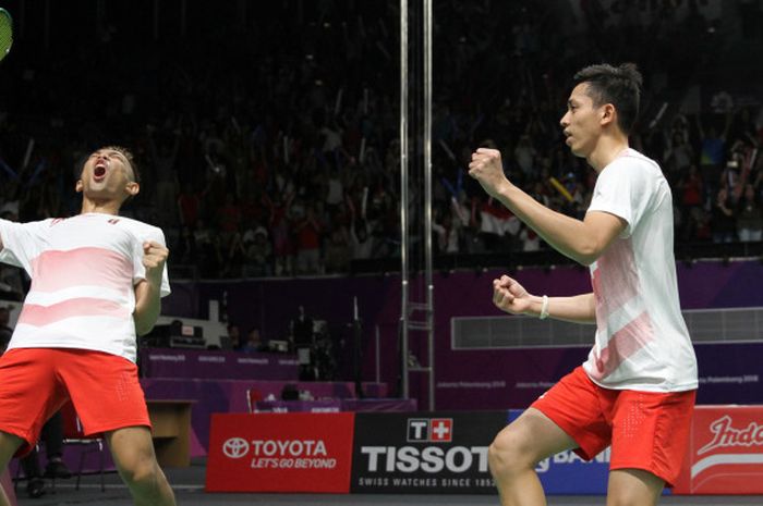 Pasangan ganda putra Indonesia, Fajar Alfian/Muhammad Rian Ardianto, melakukan selebrasi setelah memastikan kemenangan atas Takuto Inoue/Yuki Kaneko (Jepang) pada partai keempat semifinal beregu putra Asian Games 2018 di Istora Senayan, Jakarta, Selasa (21/8/21018).