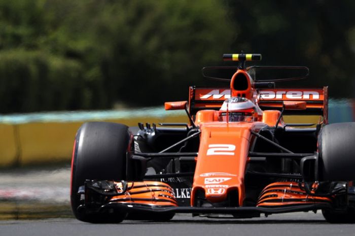 Pebalap tim McLaren-Honda dari Belgia, Stoffel Vandoorne, saat menjalani sesi latihan pada hari pertama GP Hungaria di Hungaroring, Budapest, Jumat (28/7/2017).