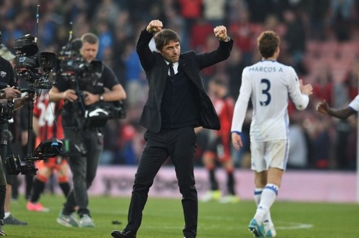 Manajer Chelsea, Antonio Conte, merayakan kemenangan timnya atas Bournemouth dalam laga Premier League di Stadion Vitality, Bournemouth, Inggris, pada 8 April 2017.