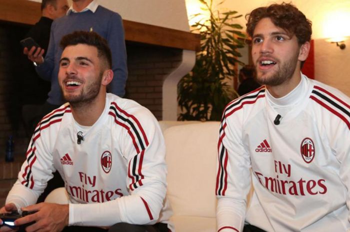Dua pemain AC Milan, Patrick Cutrone (kiri) dan Manuel Locatelli, bermain PES 2018 sebelum memulai latihan menjelang putaran kedua kompetisi Liga Italia, Minggu (14/1/2018) di Milanello.