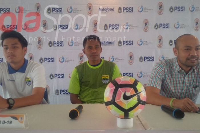 Pelatih Persib U-19, Budiman (tengah) ditemani pemainnya Wildan Ramdani ‎(kiri) saat jumpa pers di Graha Persib, Jalan Sulanjana, Kota Bandung, Sabtu (19/8/2017).