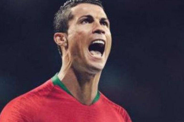 Cristiano Ronaldo memakai jersey terbaru timnas Portugal untuk Piala Dunia 2018.
