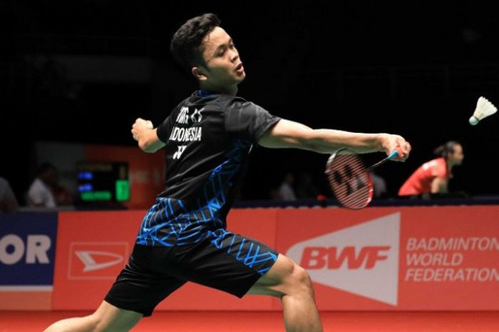 Pebulu tangkis tunggal putra Indonesia, Anthony Sinisuka Ginting, mengembalikan kok ke arah Khosit Phetradab (Thailand) pada babak pertama Malaysia Masters 2019 di Axiata Arena, Kuala Lumpur, Rabu (16/1/201).