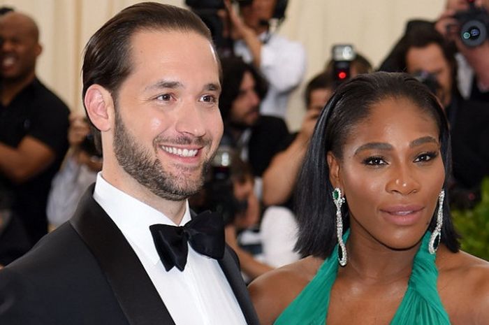 Serena Williams (kanan) bersama tunangannya, Alexis Ohanian, menghadiri sebuah acara di New York, Amerika Serikat, 1 Mei 2017