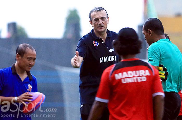 Pelatih Madura United, Milomir Seslija, memberi arahan dalam latihan rutin di Stadion Gelora Bangkalan, Jawa Timur Rabu (07/03/2018) sore.