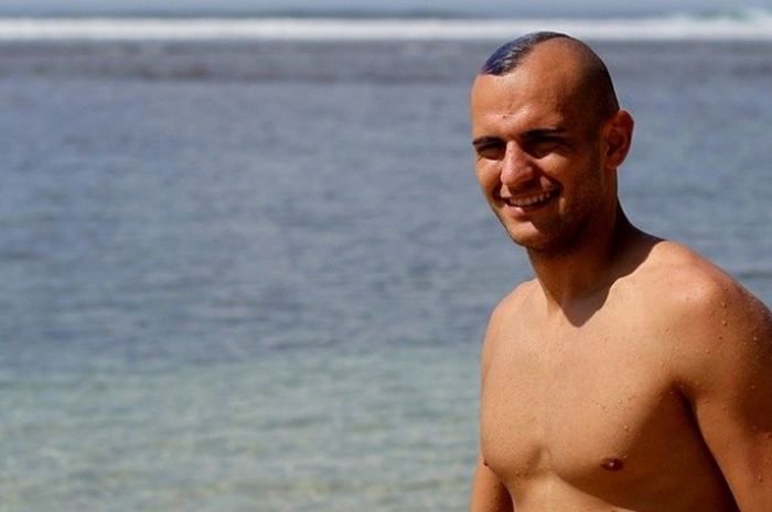 Senyum Kiko Insa di sebuah pantai di Pulau Dewata. Bek asal Spanyol ini jadi bagian Bali United.