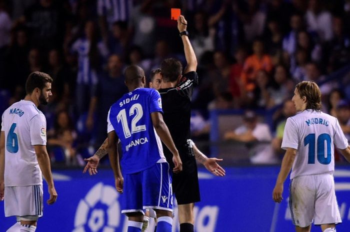 Wasit Jose Gonzalez memberikan kartu merah untuk Sergio Ramos dalam laga Liga Spanyol antara Deportivo La Coruna dan Real Madrid di Stadion Municipal de Riazor, La Coruna, pada 20 Agustus 2017.