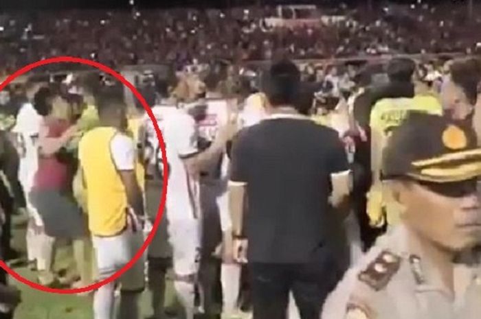 Insiden pemukulan yang dilakukan oleh salah seorang oknum kepada gelandang Bali United, I Gede Sukadana pada Senin, (7/11/2017).