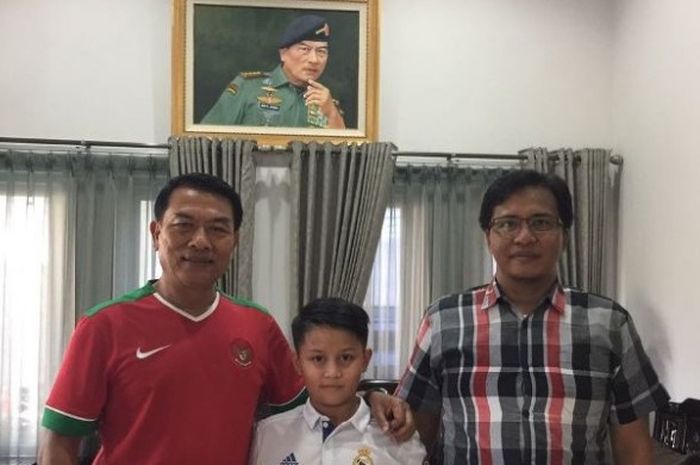 Calon Ketua Umum PSSI Moeldoko menyemangati Tristan Alif Naufal. 