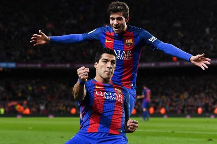 Luis Suarez melakukan selebrasi setelah mencetak gol pertama kemenangan 3-1 Barcelona atas Athletic Bilbao di Stadion Camp Nou, Rabu (11/1/2017) waktu setempat.