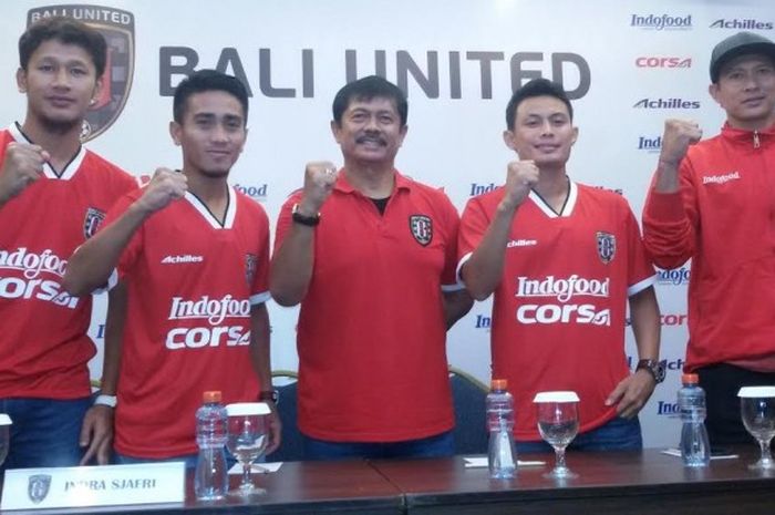 Yandi Sofyan, M Taufiq, Indra Sjafri, Dias Angga, dan I Made Wardana (dari kiri ke kanang) dalam perkenalan pemain baru Bali United di Hotel Natya, Kuta, Kamis (5/1/2016) siang. 
