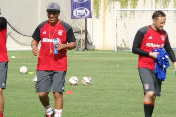 Giovane Elber (tengah) tetap bersemangat meski diterpa panas saat memimpin sesi latihan buat peserta Allianz Junior Football Camp Asia 2016 dengan staf pelatih akademi Bayern Muenchen di Canggu Club, Badung, 20 Juli 2016.