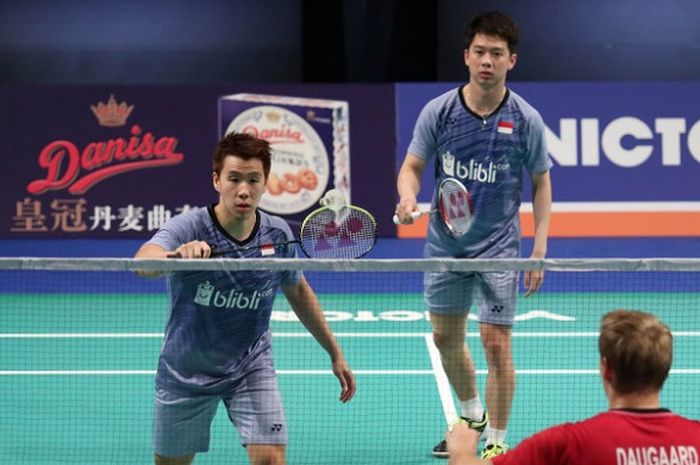 Pasangan ganda putra Indonesia, Marcus Fernaldi Gideon/Kevin Sanjaya Sukamuljo, mengembalikan kok ke arah Mathias Christiansen/David Daugaard (Denmark). Marcus/Kevin menang  21-14, 21-16 pada laga babak kedua Denmark Terbuka yang berlangsung di Odense Sports Park, Kamis (19/10/2017).